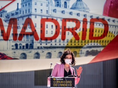 La presidenta de la Comunidad de Madrid, Isabel Díaz Ayuso, en una rueda de prensa de Iberia, el 12 de abril de 2021, en Madrid (España).