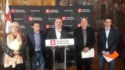 Jaume Collboni amb els regidors del grup Demòcrata, BComú, ERC i Ciutadans.