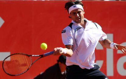 David Ferrer devuelve la bola a su compatriota Nicolás Almagro durante la final del torneo de Buenos Aires.