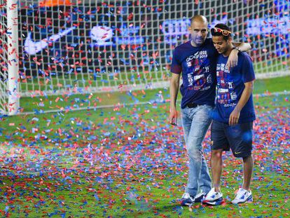 Guardiola charla con Thiago durante la celebraci&oacute;n de t&iacute;tulo de Liga de 2012