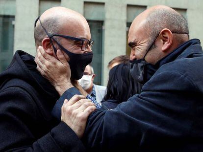L'empresari Oriol Soler (esquerre) i l'exconseller d'ERC Xavier Vendrell se saluden després de sortir de comissaria. 