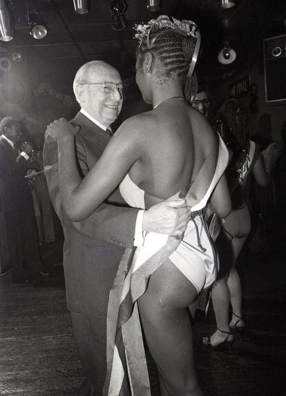 Enrique Tierno Galván baila salsa con Flor Mukudy, ganadora del concurso Miss Guinea Ecuatorial en una fiesta africana celebrada en una discoteca en Madrid, en abril de 1983.