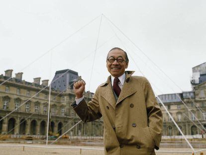El arquitecto Ieoh Ming Pei, durante la construcción de la pirámide del Louvre, en París, en 1985.