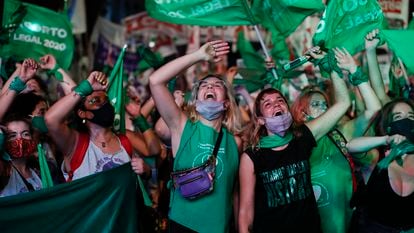 Mujeres frente al Congreso en Buenos Aires, el 30 de diciembre de 2020, cuando se aprobó el aborto.