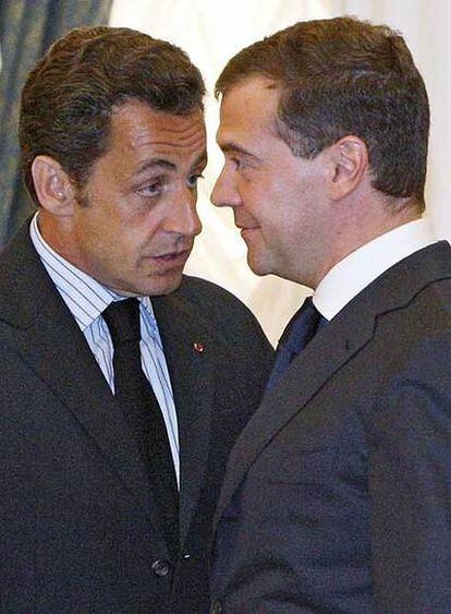 El presidente de turno de la UE, el francés Nicolás Sarkozy, y el presidente ruso, Dmitri Medvédev, en Moscú.