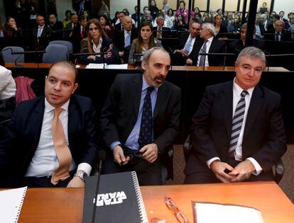 En el centro, el exjuez Galeano, acusado de encubrimiento del atentado contra la AMIA.