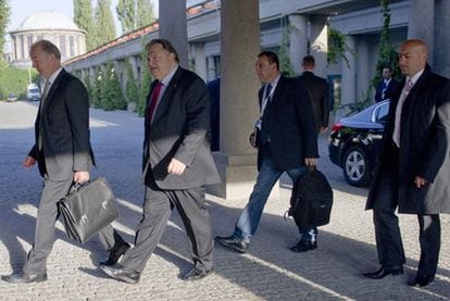 El gobernador del Banco de Grecia, George Provopoulos, seguido del ministro de Finanzas, Evangelos Venizelos, en el Ecofin.