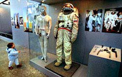 Un niño se acercó ayer a observar los trajes de los cosmonautas que se exhiben en la exposición del Museu de les Ciències.