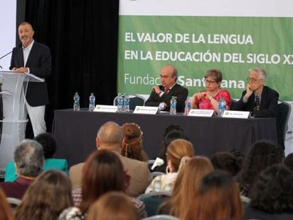 Arturo P&eacute;rez Reverte, en un momento de su discurso. 