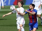 MADRID, 03/04/2021.- El centrocampista del Real Madrid Luka Modric (i) lucha por el balón con el centrocampista del Eibar Sergio Álvarez Díaz (d) durante el partido de la jornada 29 de LaLiga celebrado este sábado en el estadio Alfredo Di Stéfano en Madrid. EFE/ Kiko Huesca