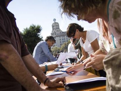 Recogida de firmas a favor de la ILP, el viernes por la tarde.