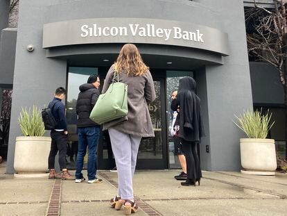 Clientes ante la sede de Silicon Valley Bank, tras su colapso, en marzo de 2023.