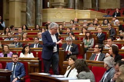 El diputado de Ciudadanos Matías Alonso reprende al socialista Salvador Illa cuando es expulsado del hemiciclo.