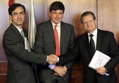 Manuel Pimentel (centro), junto al presidente de la Unión Sindical de Controladores Aéreos (USCA), Camilo Cela (izquierda), y el presidente de Aena, Juan Ignacio Lema (derecha).