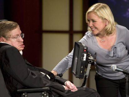 El profesor Stephen Hawking y su hija Lucy Hawking durante una conferencia en la universidad George Washington, en 2008.