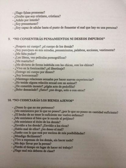 Una de las cuatro páginas del examen de conciencia que el cura repartió en su parroquia.