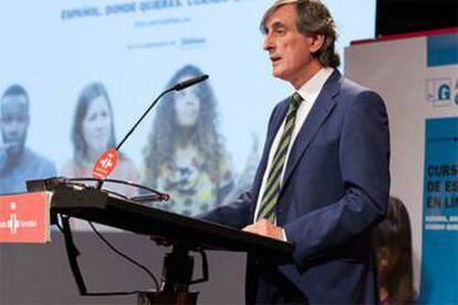 El escritor Julio Martínez Mesanza en un acto en el Instituto Cervantes.