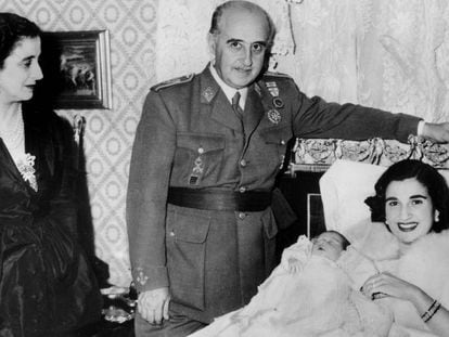 Francisco Franco junto a su esposa Carmen Polo y su hija Carmen Franco, así como su nieta.