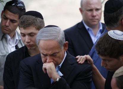 El primer  ministro Netanyahu asiste, este lunes, al funeral de su padre en Jerusal&eacute;n.