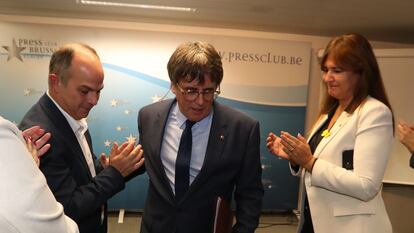El secretario general de Junts per Catalunya, Jordi Turull, el expresidente de la Generalitat y eurodiputado de Junts, Carles Puigdemont, y la presidenta de Junts, Laura Borràs, el mes pasado en Bruselas.