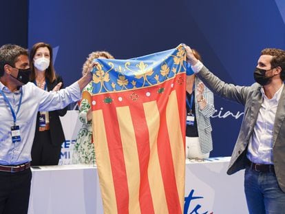 El nuevo líder del PP de la Comunidad Valenciana, Carlos Mazón (i) y el presidente del PP, Pablo Casado (d) con una bandera de la Comunidad Valenciana en el  XV Congreso regional del PPCV.