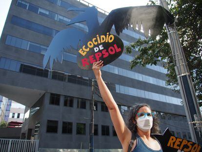 Una manifestante sostiene una pancarta en la protesta contra Repsol por el derrame este 22 de enero en Lima.