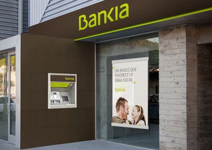 Imagen de una oficina con la nueva imagen del banco creado a partir de la integración de Caja Madrid, Bancaja y otras cinco cajas, Bankia.