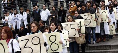 Un grupo de médicos de Madrid escenifica en la plaza del Museo Reina Sofía la cuenta atrás hasta la extinción del actual modelo sanitario.