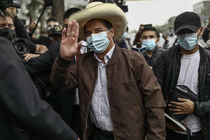 El candidato presidencial Pedro Castillo llega este martes a la Casa del Maestro, en Lima.