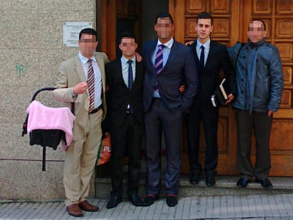 Samuel (segundo por la derecha) con otros fieles de la Congregación Cristiana en España, en la calle Pardo de Cela de A Coruña.