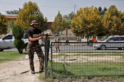 Un militar talibán hace guardia a las puertas de la embajada rusa en Kabul, este lunes.