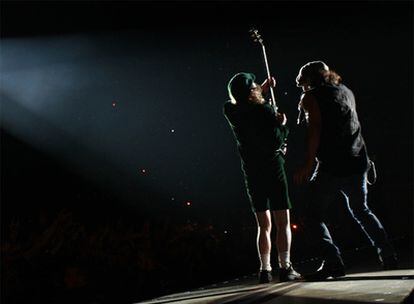 El guitarrista Angus Young y el cantante Brian Johnson, del grupo AC/DC, anoche en el estadio Vicente Calderón.