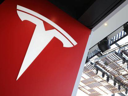 A Tesla logo is seen in Los Angeles, California U.S. January 12, 2018. REUTERS/Lucy Nicholson