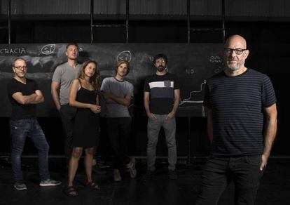 De izquierda a derecha, Óscar de la Fuente, Francisco Reyes, Irene Escolar, Nao Albet, Israel elejalde y Álex Rigola, en un ensayo de la obra.