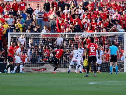 Abdón Prats dispara a puerta para anotar el primer gol del Mallorca contra el Alavés.