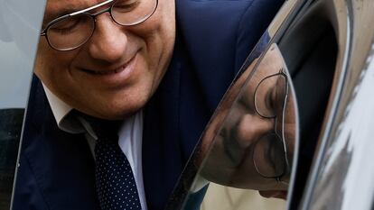 El ministro francés de Solidaridades, Damien Abad, a la salida del Consejo de ministros en el palacio del Elíseo, el lunes en París.