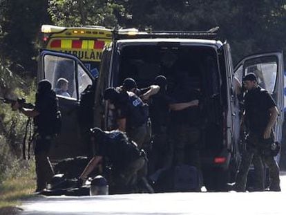 El ataque terrorista que ha dejado 15 muertos y decenas de heridos en Cataluña fue obra de una célula yihadista de 12 personas. El autor material ha muerto abatido por los Mossos