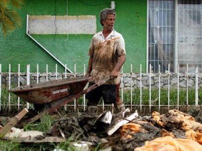 Un hombre saca sus pertenencias de su casa en Arecibo, Puerto Rico, el viernes.