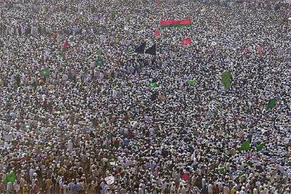 Miles de musulmanes indios protestan contra la visita de Bush ayer en Bombay.