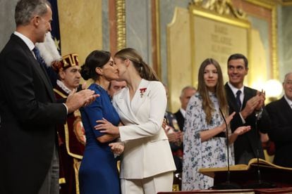 La reina Letizia felicita a su hija, la princesa de Asturias, tras la jura de la Constitución. 