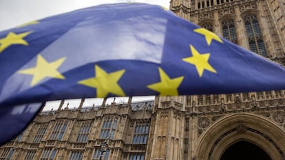 Una bandera europea ante el Parlamento en Londres.