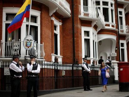 La polic&iacute;a brit&aacute;nica monta guardia fuera de la embajada ecuatoriana este lunes.