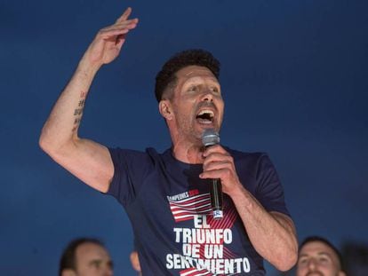 Simeone, durante la celebración del Atlético de la Liga Europa en Neptuno.