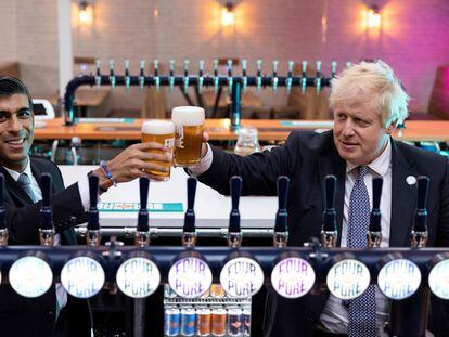 El ministro de Economía británico, Rishi Sunak, brindaba el 27 de octubre de 2021 con el primer ministro, Boris Johnson, en una cervecería en Bermondsey, en el sur de Londres.
