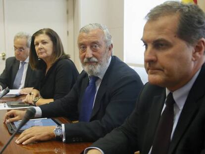 El secretario de Estado de Infraestructuras, Transporte y Vivienda, Julio Gómez-Pomar (c) junto al presidente de Aeropuertos Españoles y Navegación Aérea (Aena), José Manuel Vargas (d); la secretaria general de Transporte, Carmen Librero Pintado, y el director general del gestor de Navegación Aérea de España (Enaire), Ángel Luis Arias durante la reunión mantenida con CCOO, UGT y USO hoy en la sede del Ministerio.