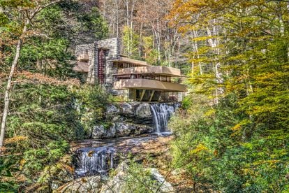 En la espectacular casa de la Cascada, diseñada por Frank Lloyd Wright en 1935, era difícil convivir con... la ruidosa cascada.