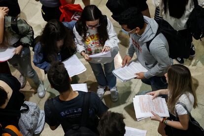 Un grupo de alumnos durante el examen de Selectividad, en junio en Madrid.