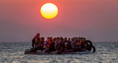 Una barcaza con inmigrantes frente a Grecia.