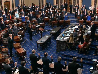 Los miembros del Senado de EE UU prestan juramento, la semana pasada, ante el juicio político a Donald Trump. 