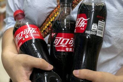 Una persona compra Coca-Cola Zero en un supermercado de Pekín.